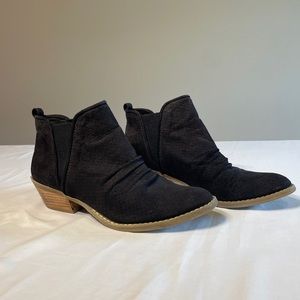 Black ankle boots in a size 8 from the brand Report.